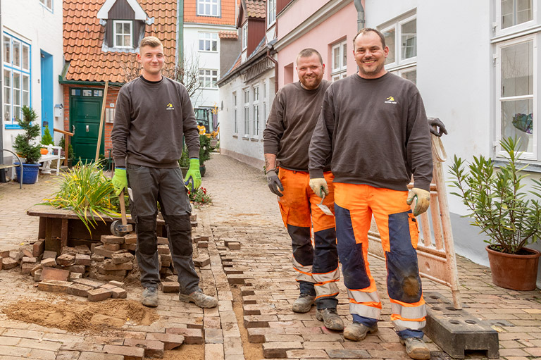 Arthur Prüss | drei Mitarbeiter auf Baustelle